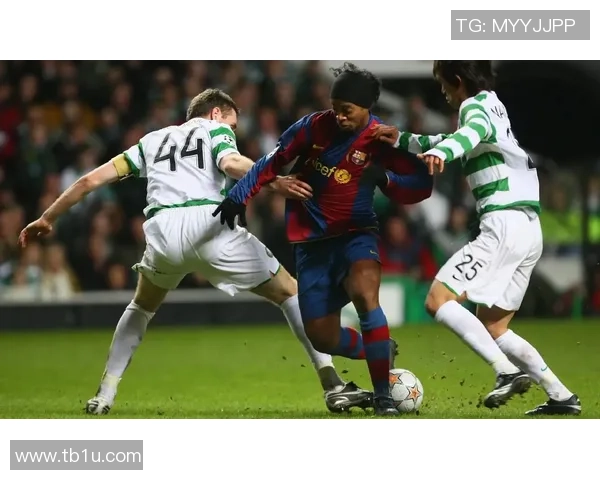 模仿达人挑战足球明星风采展现精彩瞬间与幽默魅力